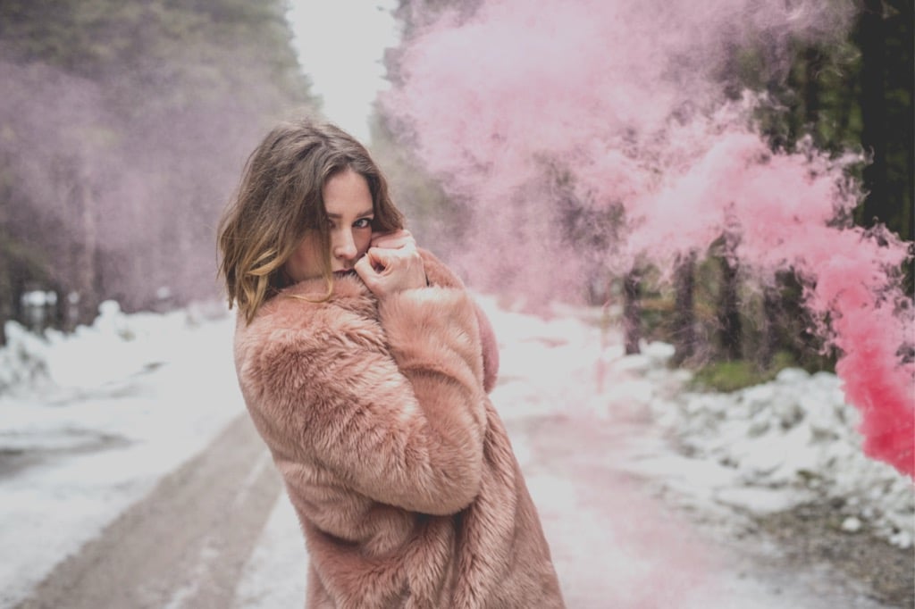 Így viseld a tél legdivatosabb műszörme kabátjait- lelőhelyekkel