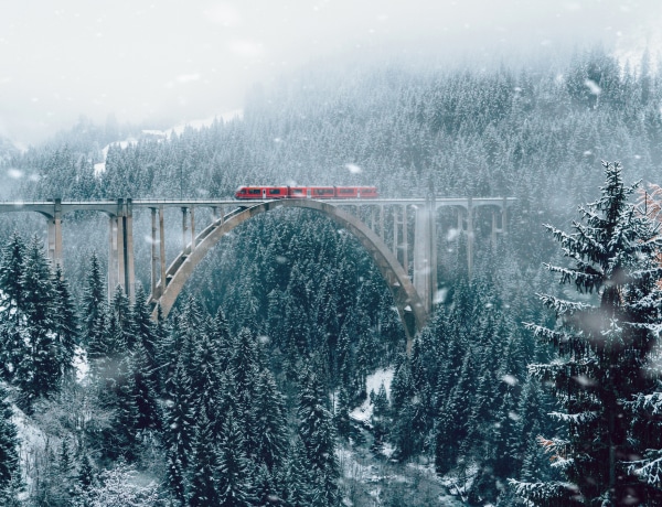 Mesebeli vonatutak a nagyvilágból: csodálatos tájakon haladnak