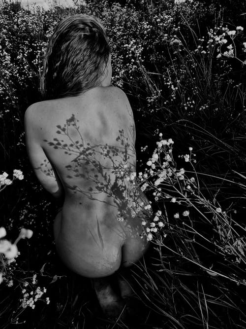 Meztelen vagy nyilvános helyen