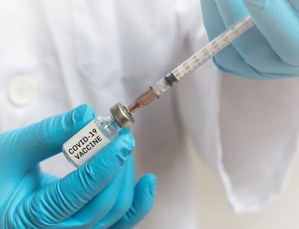 Az AstraZeneca vakcinája 100%-os védelmet nyújt a súlyos lefolyás ellen