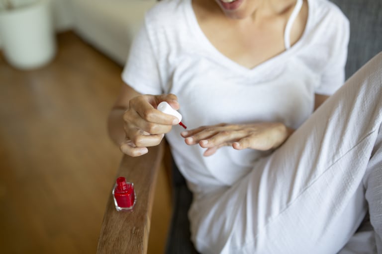 Mindig be kell áztatni körmeinket manikűr előtt.