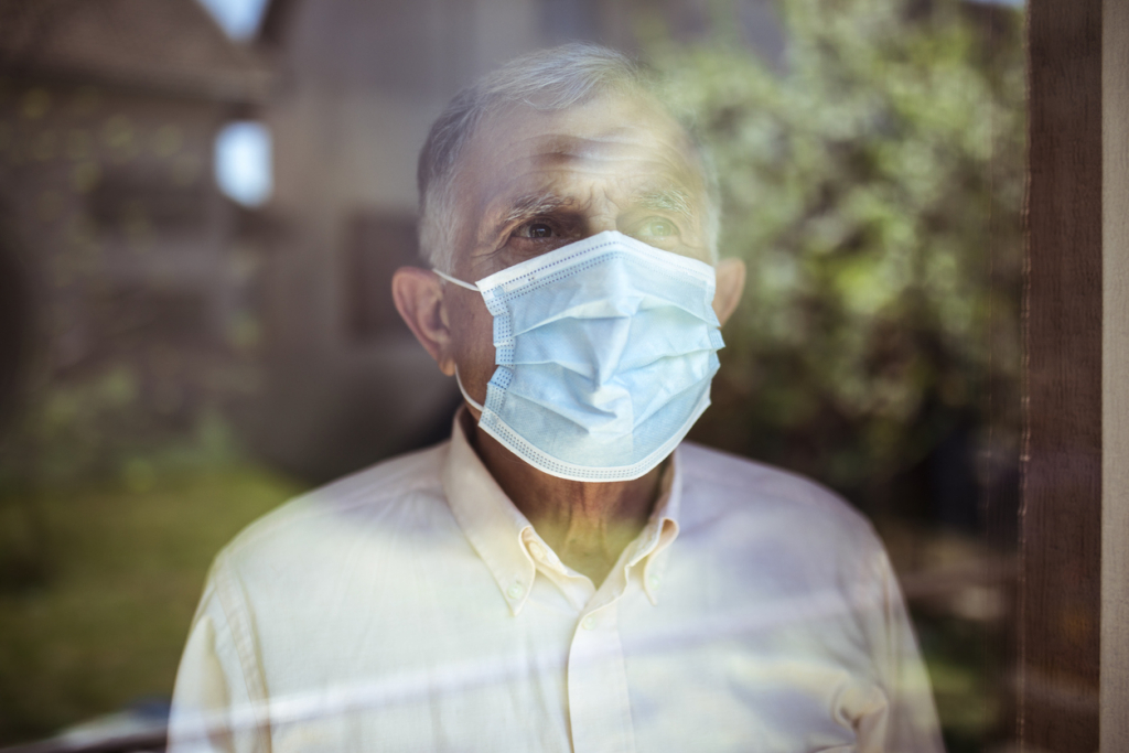 Idős férfi a COVID-19 járvány alatt