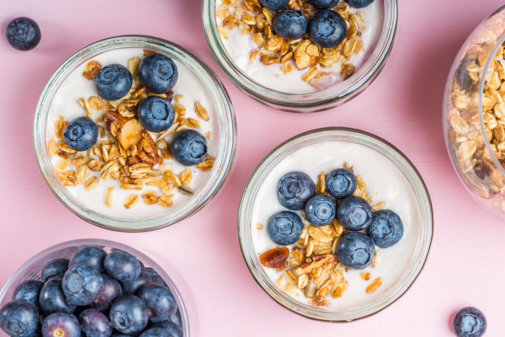Natúr joghurt gyümölccsel és zabpehellyel