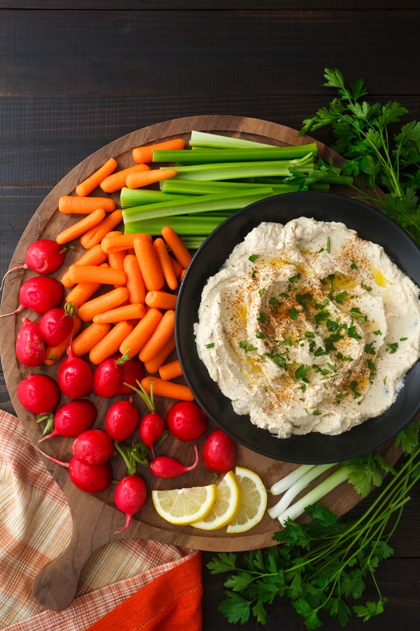 Nyers zöldség hummusszal