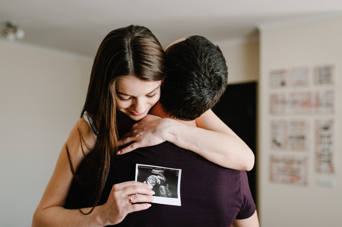 Így mondjátok el a családnak, hogy jön a baba – Ötletes meglepetések