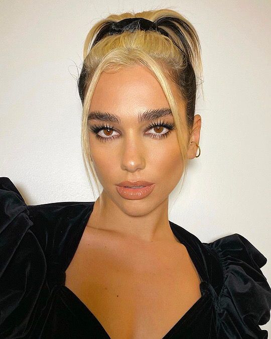 Kétszínűen röviden