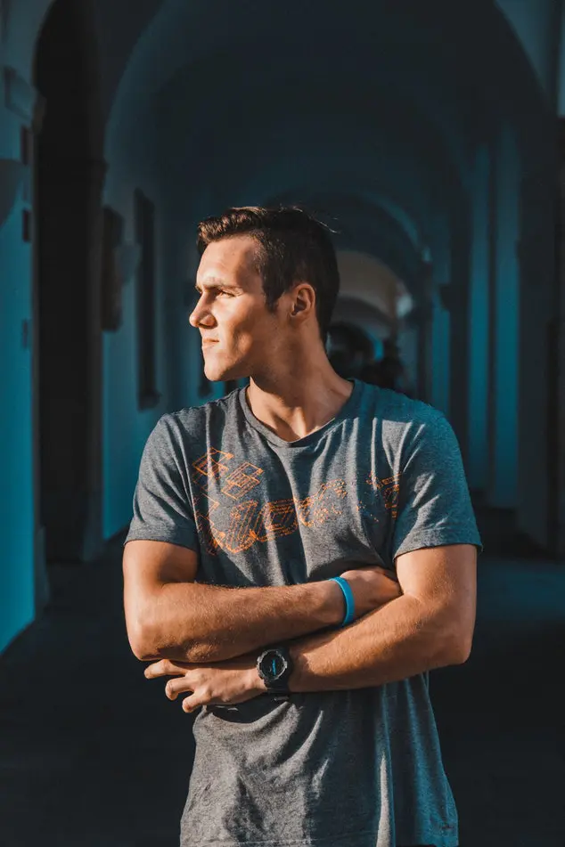 A szemével a kijárat felé néz