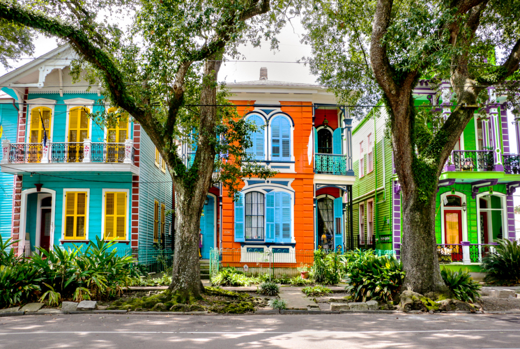 Színes otthonok és történelmi építészet New Orleans-ban 