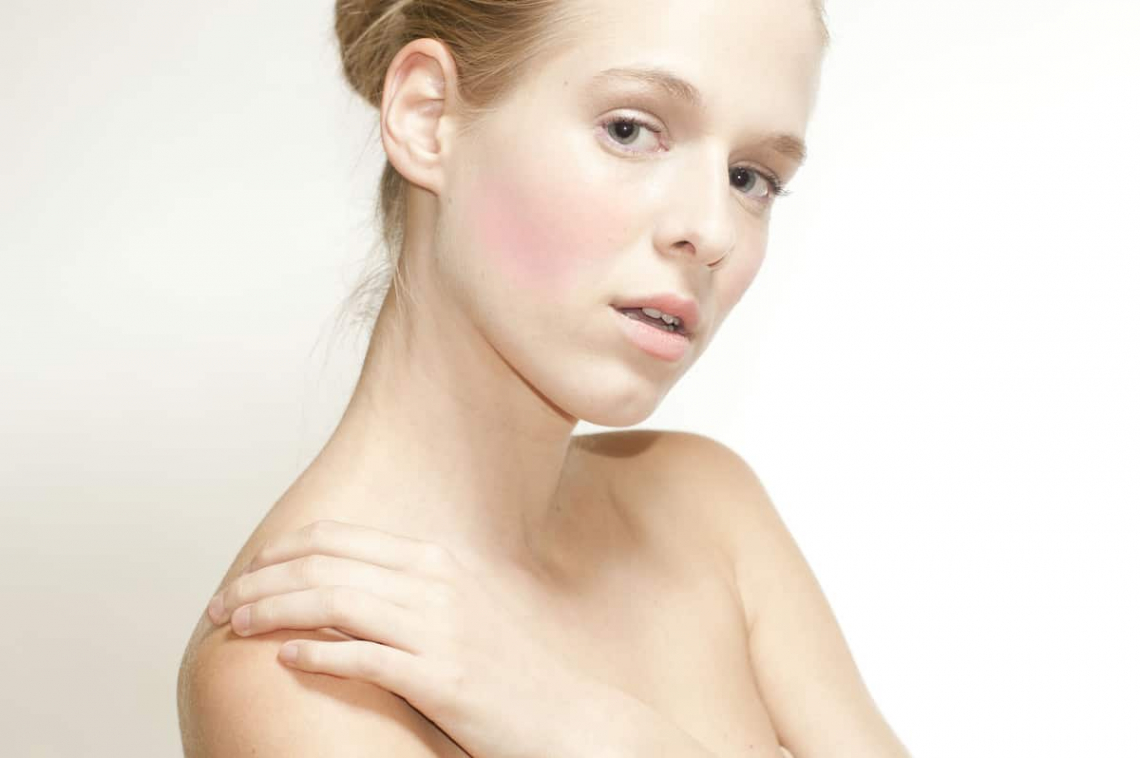 Az arccsont alatt, az arc oldalán