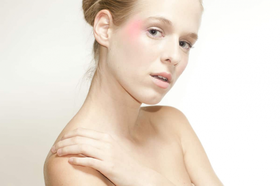 Közel a szemekhez, a halánték felé