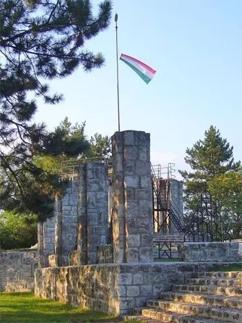 Zebegényi országzászló és hősi emlékmű