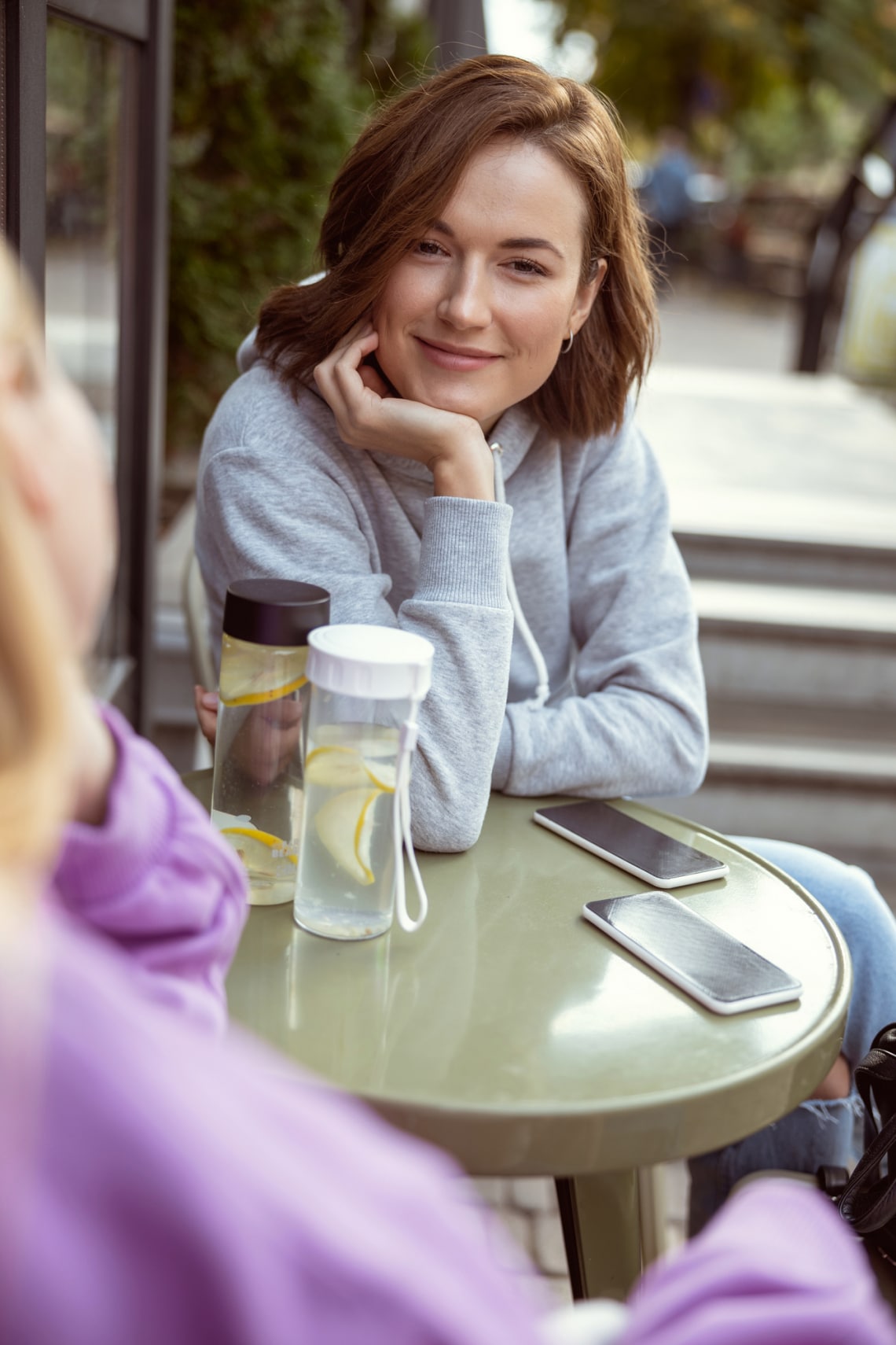 Oly távol vagy tőle és mégis közel