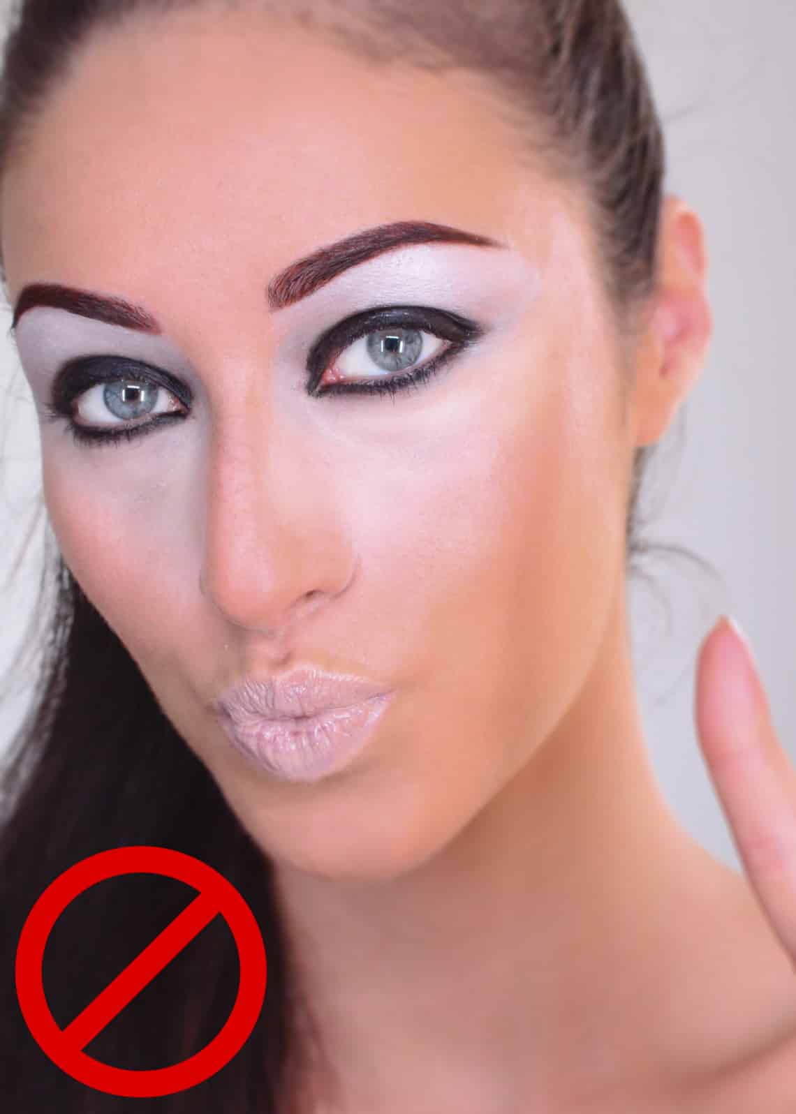 Fehér korrektor és púder a szem alatt