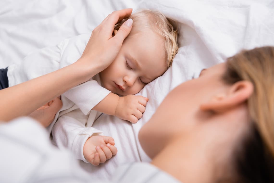 Nem erősíti a kötődést, ha egy ágyban alszol a babáddal