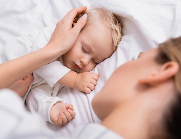 Nem erősíti a kötődést, ha egy ágyban alszol a babáddal