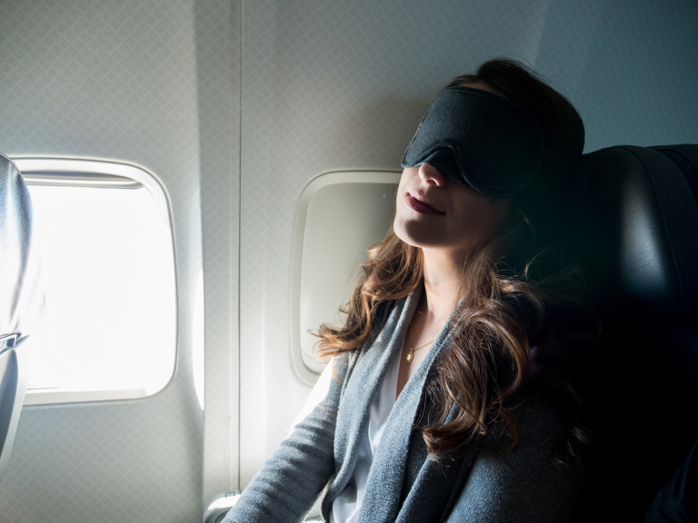 Nagyon veszélyes, ha elalszol a repülőn – Fájdalommal is járhat!