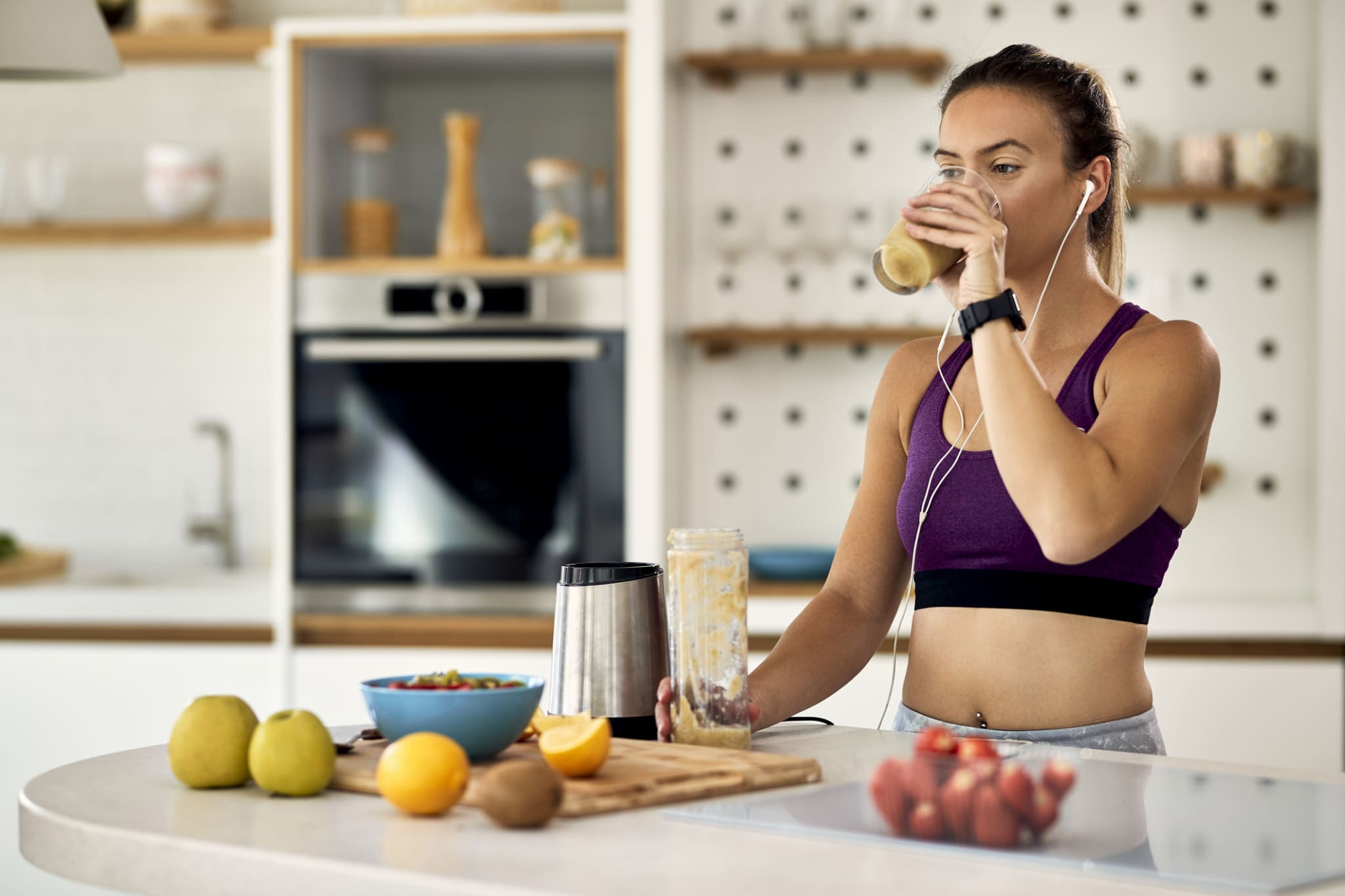 Можно заниматься на голодный желудок. Заниматься спортом после еды. Фитнес утро картинки. Заниматься спортом до еды или после. Заниматься спортом перед едой или после.