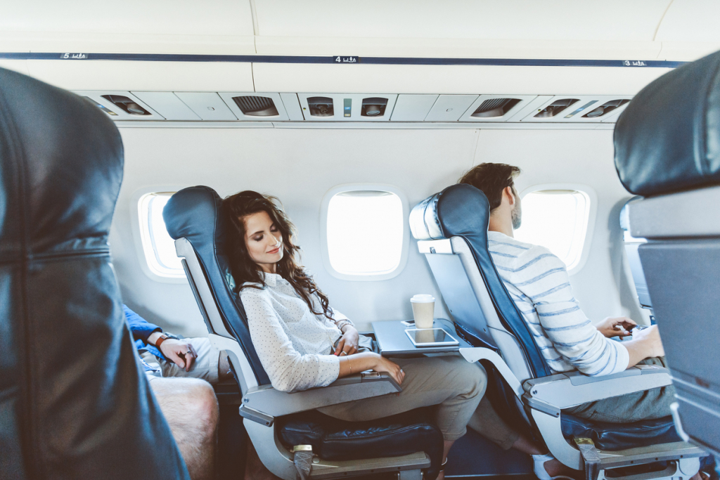 A repülőn alvás veszélyei