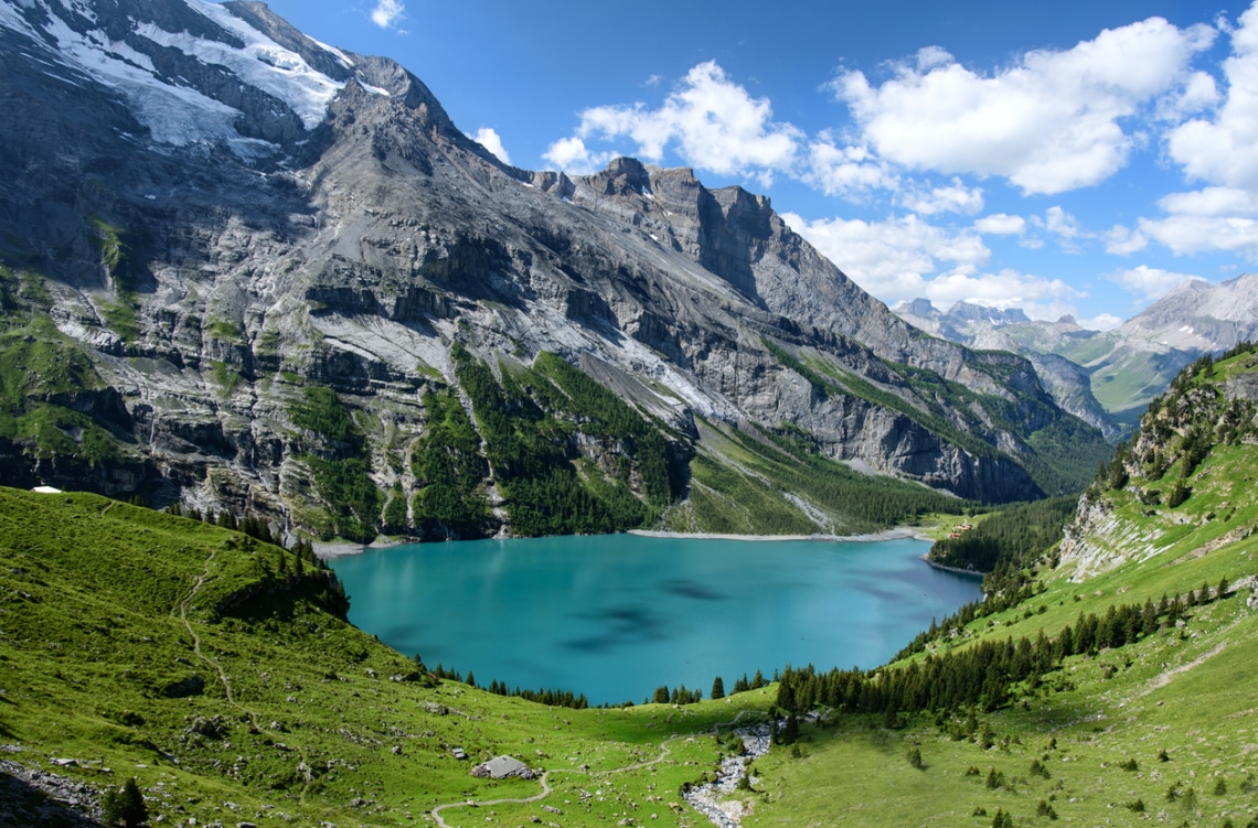 Oeschinensee: népszerű fürdőtó Svájcba