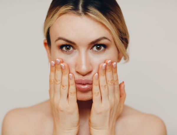 Emoji jóga: ezekkel a gyakorlatokkal feszessé teheted az arcbőrödet
