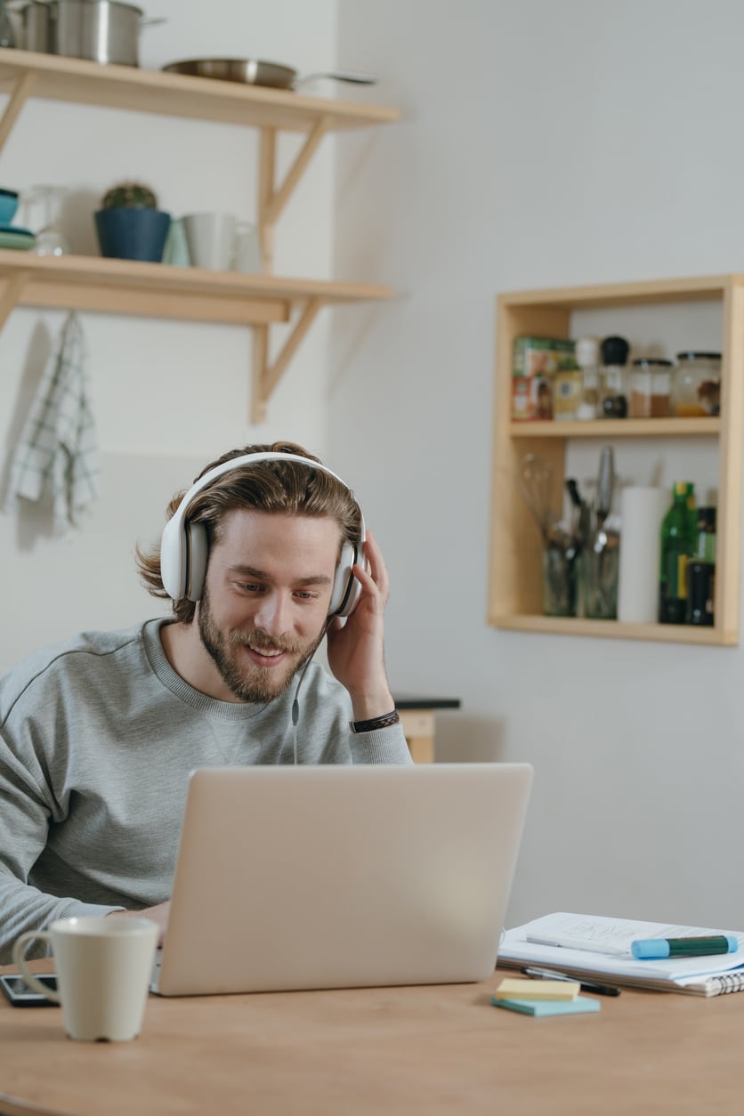 Összenő a telefonjával, laptopjával