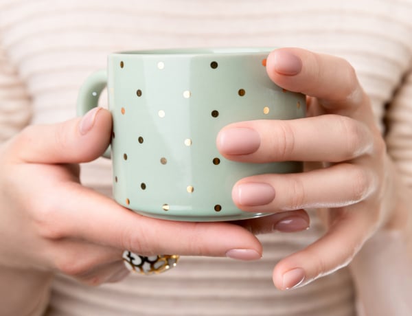 Ezekről a betegségekről árulkodnak a körmeink – Barázdák, foltok, hasadások