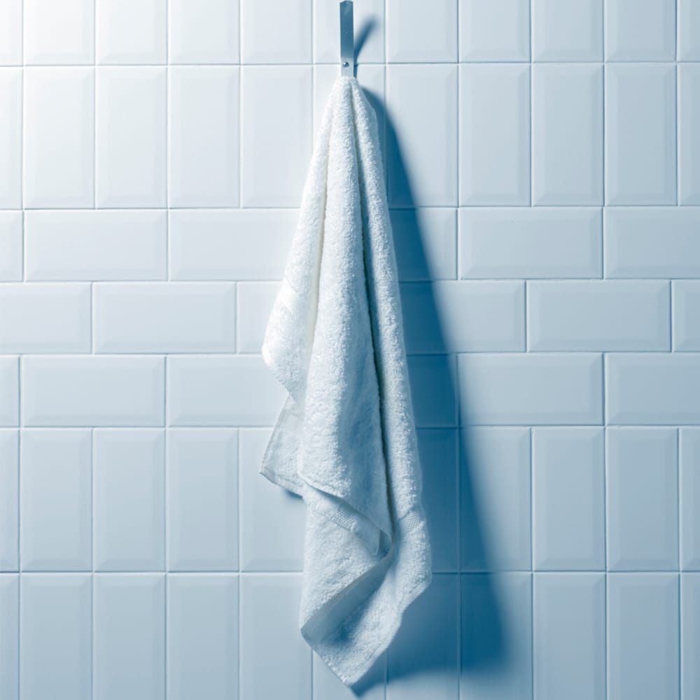 Távolítsd el a gyűrődéseket egy nedves törülközővel