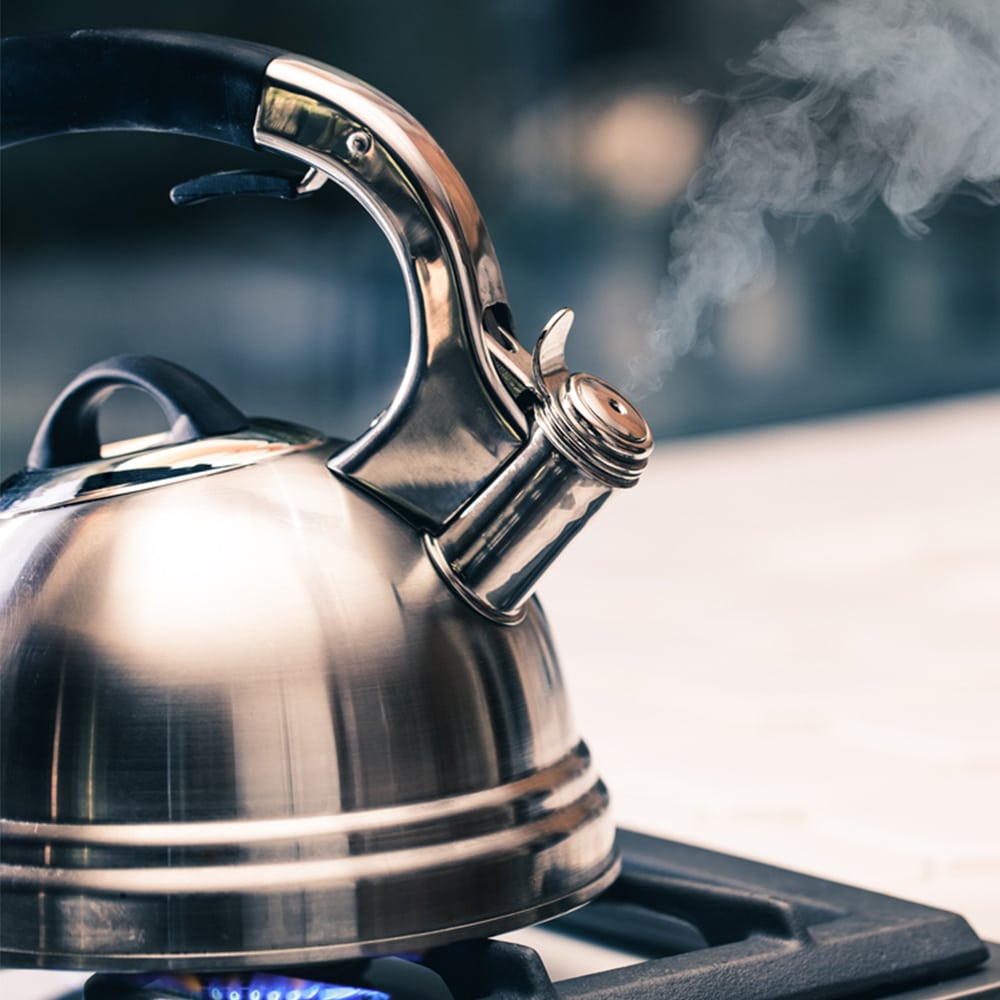 Gőzöld ki a gyűrődéseket egy teáskannával