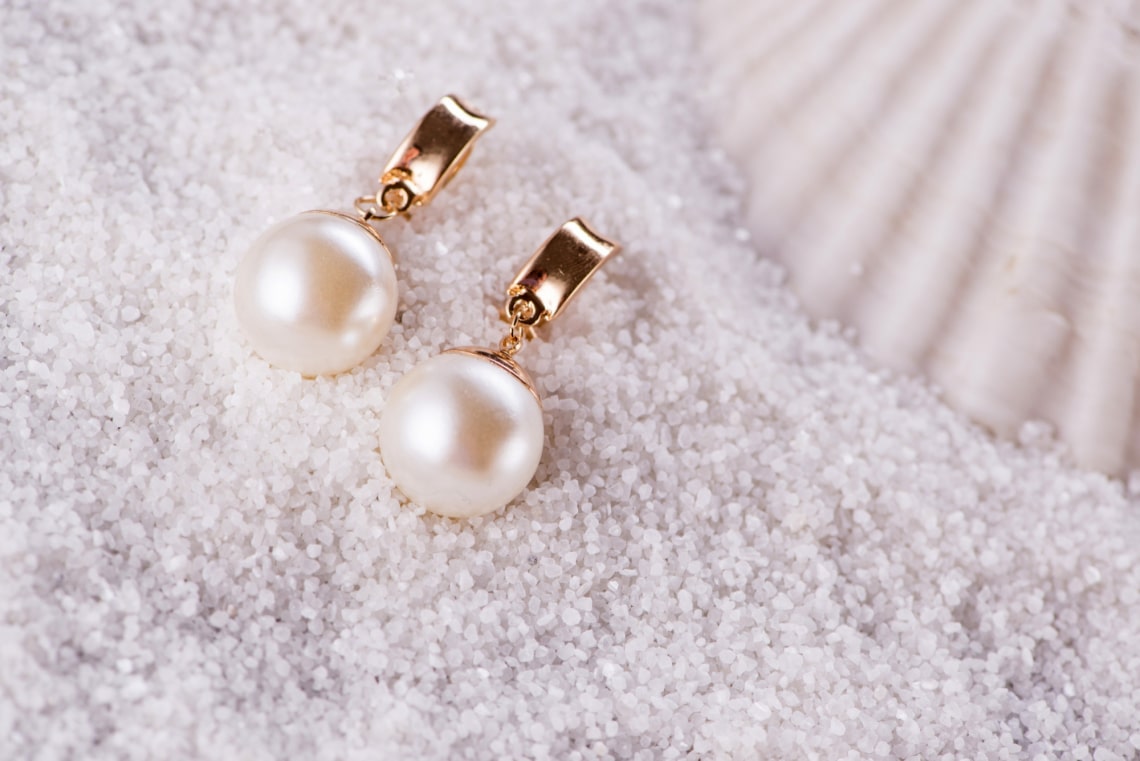 Tippek a női karácsonyi ajándékok kiválasztásához. Miért éppen gyöngy ékszert adjunk a szeretett személynek?