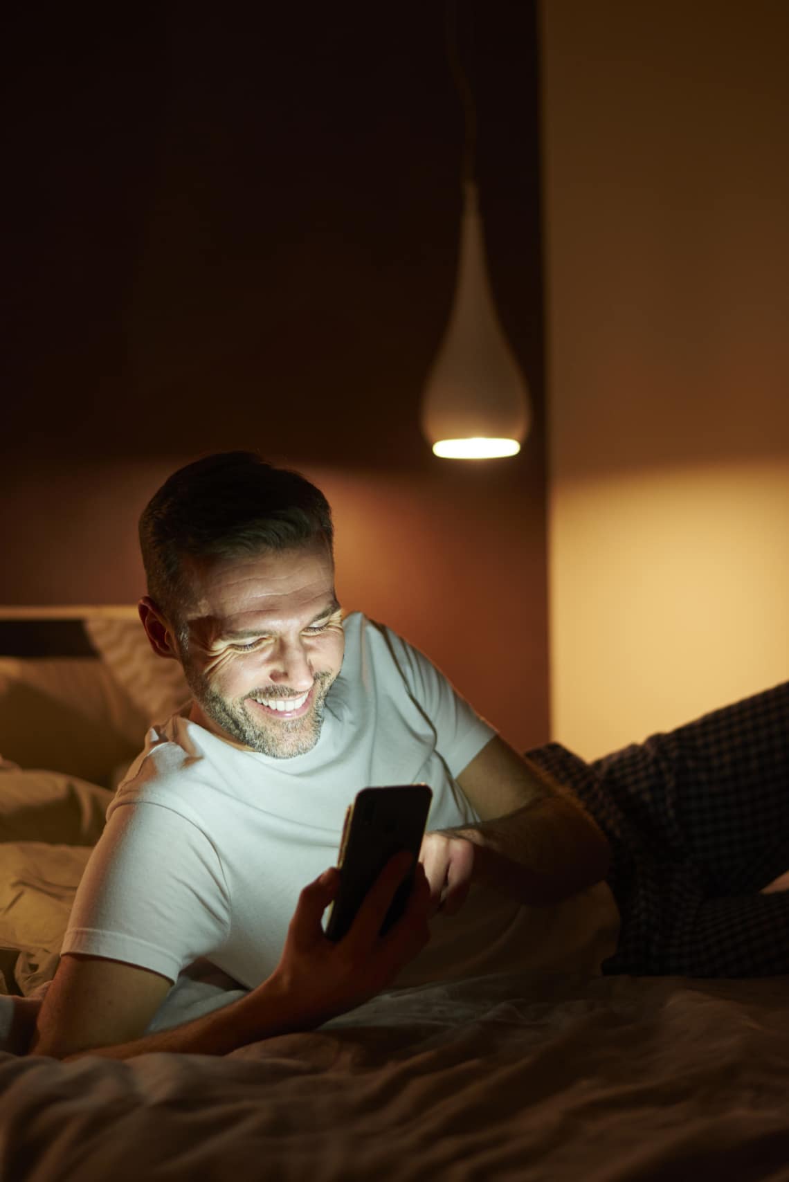 Megcsörren a telefon és felveszi