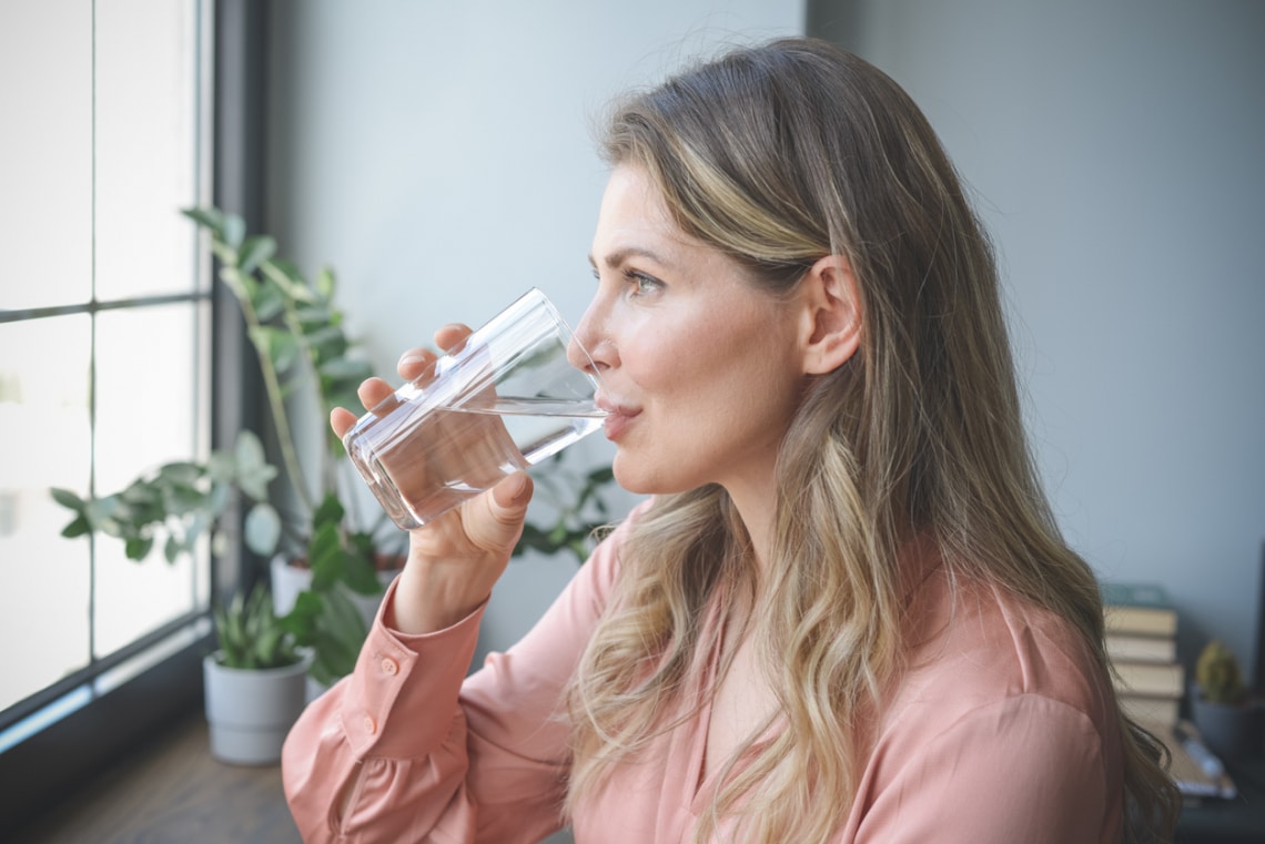 Ez a kétségbeejtő dolog történik, ha csak 1 liter folyadékot iszol naponta