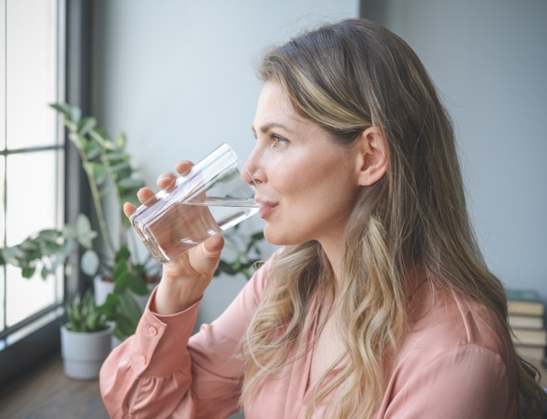 Ez a kétségbeejtő dolog történik, ha csak 1 liter folyadékot iszol naponta