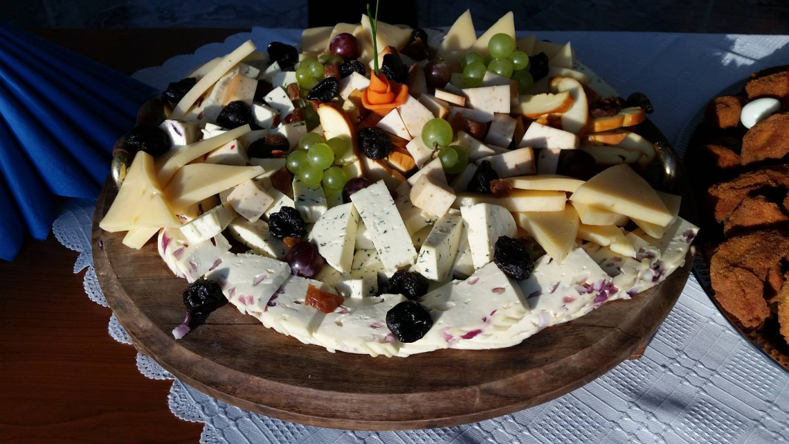 Így készül az igazi, minőségi kézműves sajt – interjú a Füzes Sajt sajtmesterével