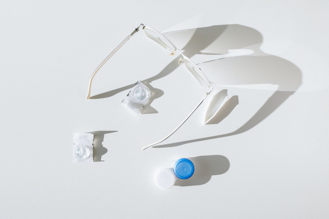 A nő, akinek 27 kontaktlencse volt a szemében