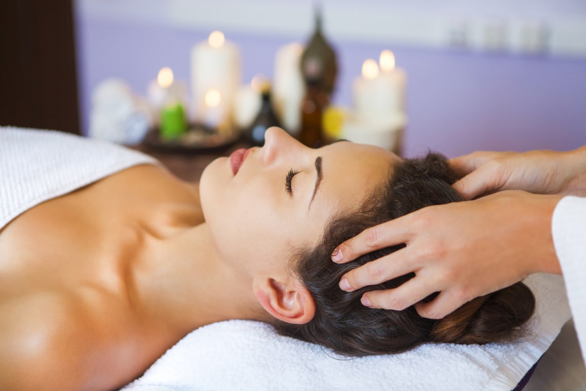 Így tesz széppé és egészségessé a fejmasszázs