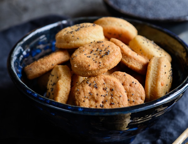 Így készíts ínycsiklandó parmezános kekszet – Borozós estékhez is tökéletes!