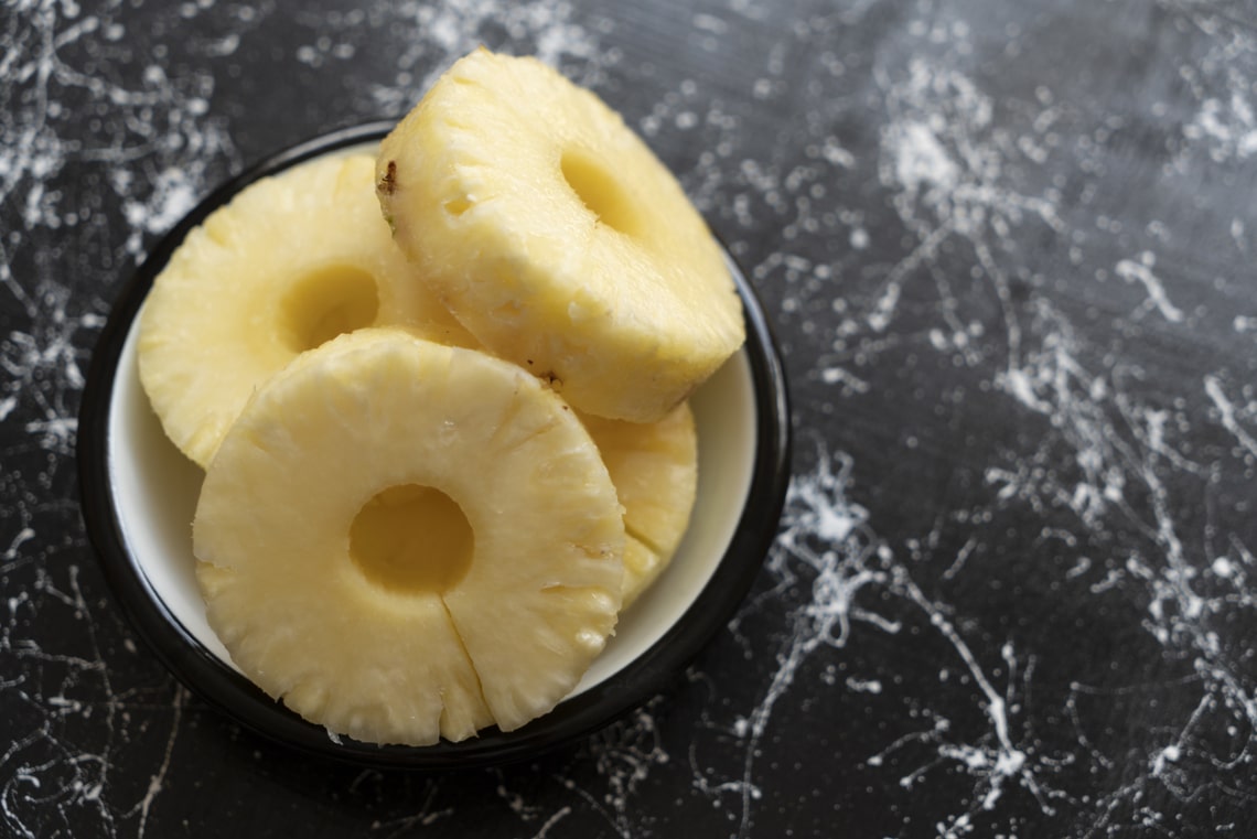 Hogyan vágj az ananászból gusztusos korongokat?