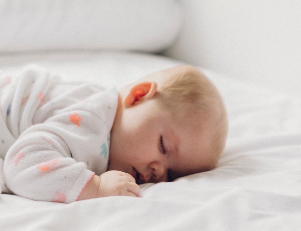 Így alszanak valójában a kisbabák, és igen, ez normális