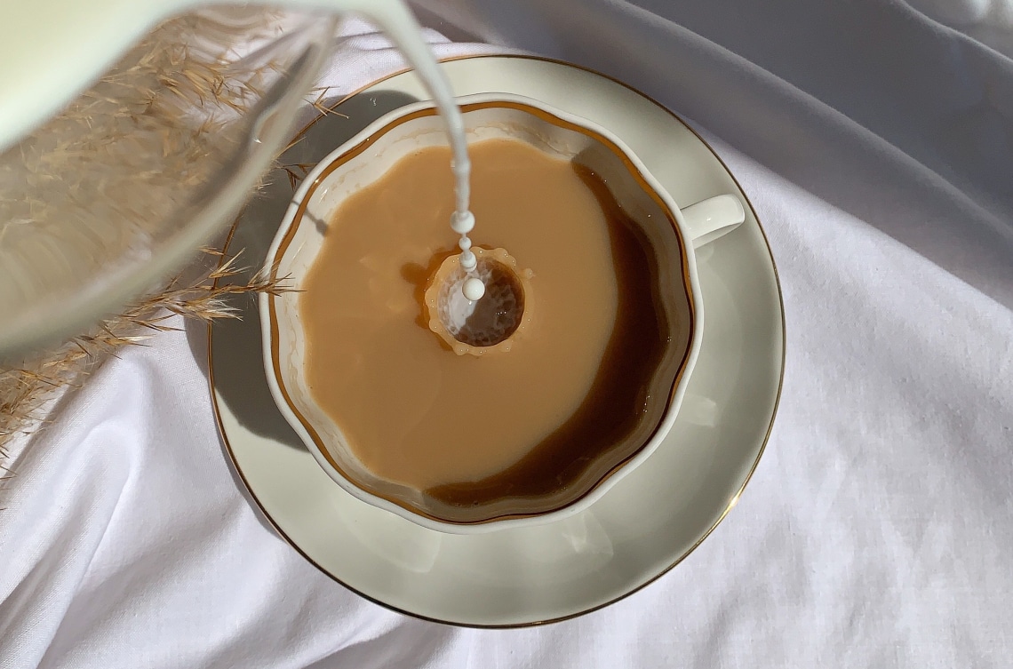 A porceláncsésze miatt kezdtek tejet önteni a teába a britek