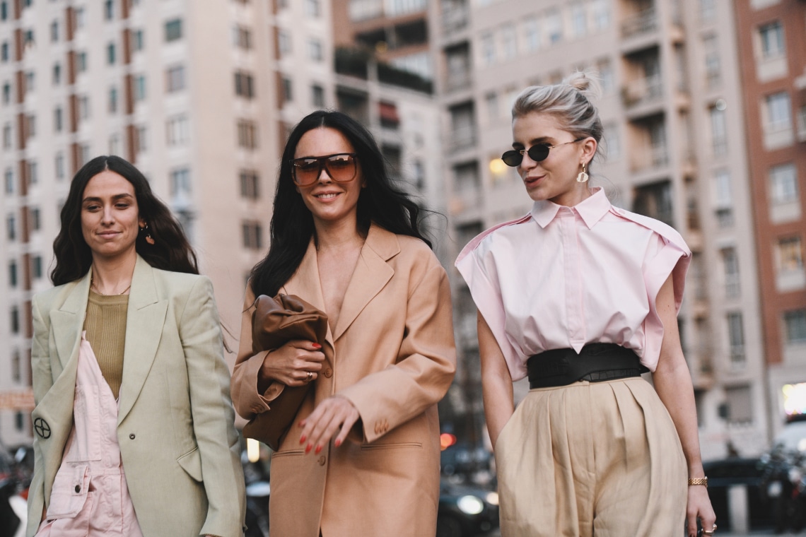 Elegancia megfizethető áron: 6 luxushatású outfit 2025-re