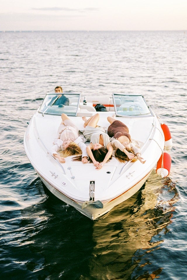 Éljenek a barátok!