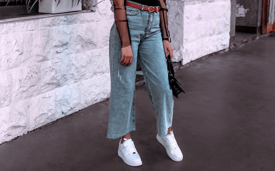 Pápá, szűk nadrágok! 2022-es farmertrendek, amik extra kényelmesek