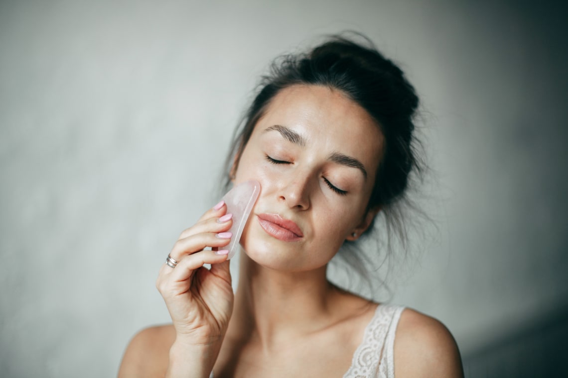 Mintha kivasalnák az arcod: a Gua-Sha arcmasszázs