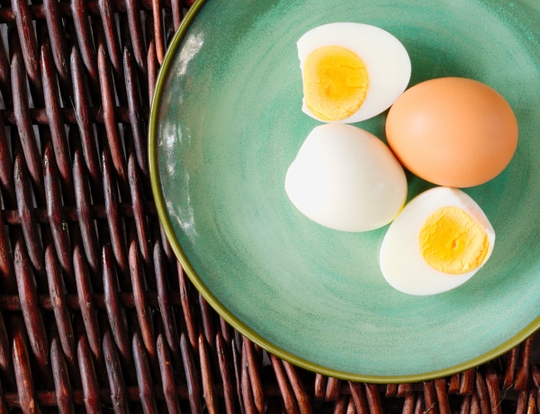 Így hámozd könnyen meg a főtt tojást + 6 étel trükk
