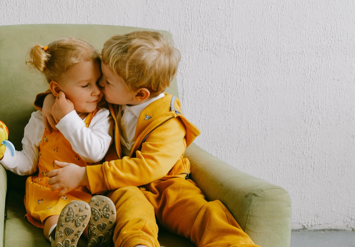 Több ölelésre lenne szükségük a gyerekeknek