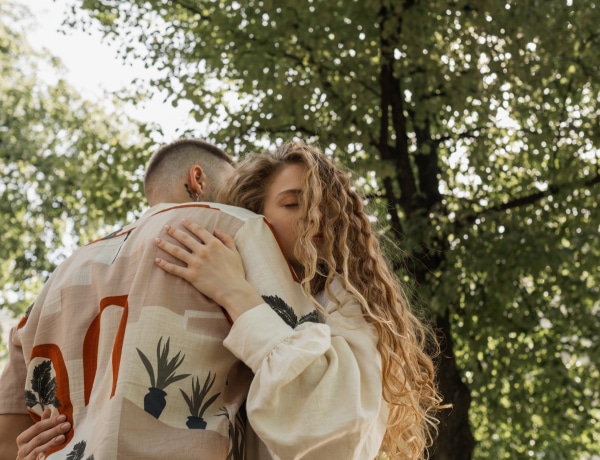 3 rejtett jel, ami arra utal, hogy azért van veled, mert nincs más