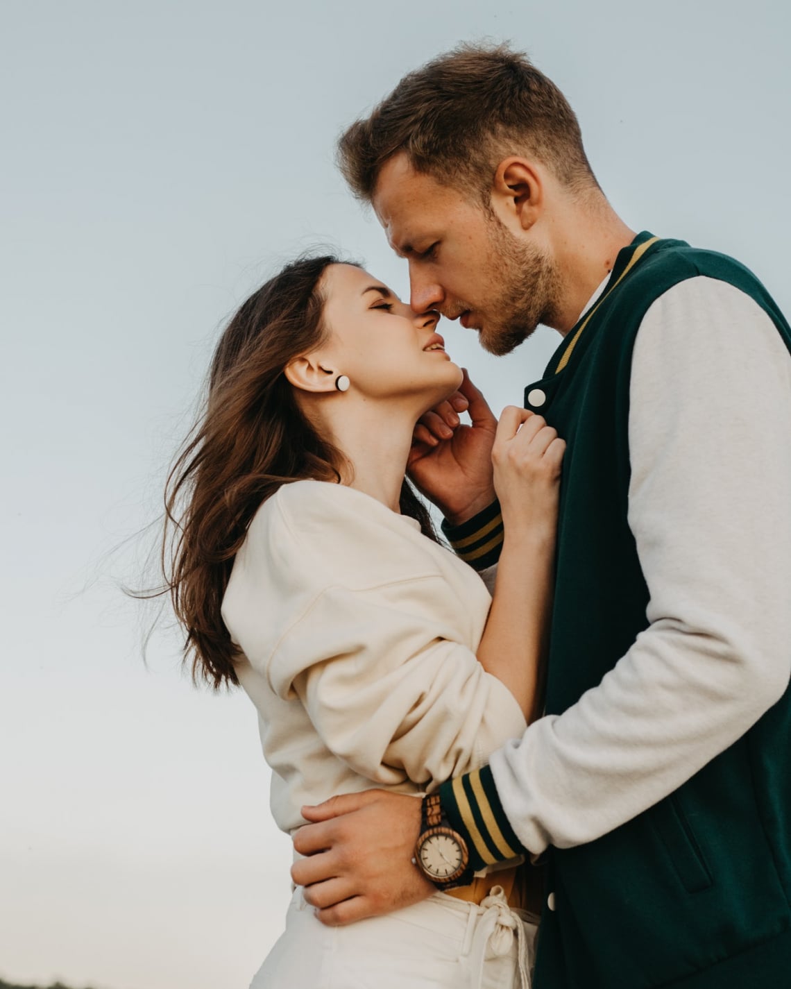 A legtöbb ember jobbra hajol csók közben