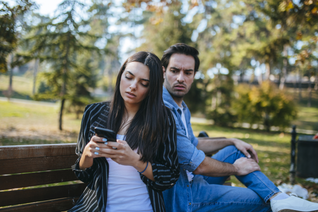 Miért kukkant bele a párod a telefonodba? Hát ezért!