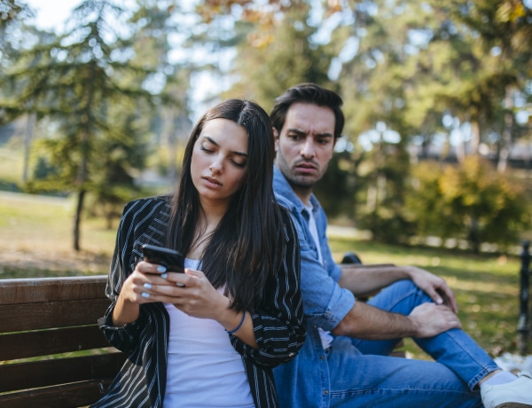 Nem tudsz róla: ezért néz bele a szerelmed a telefonodba, amikor nem látod