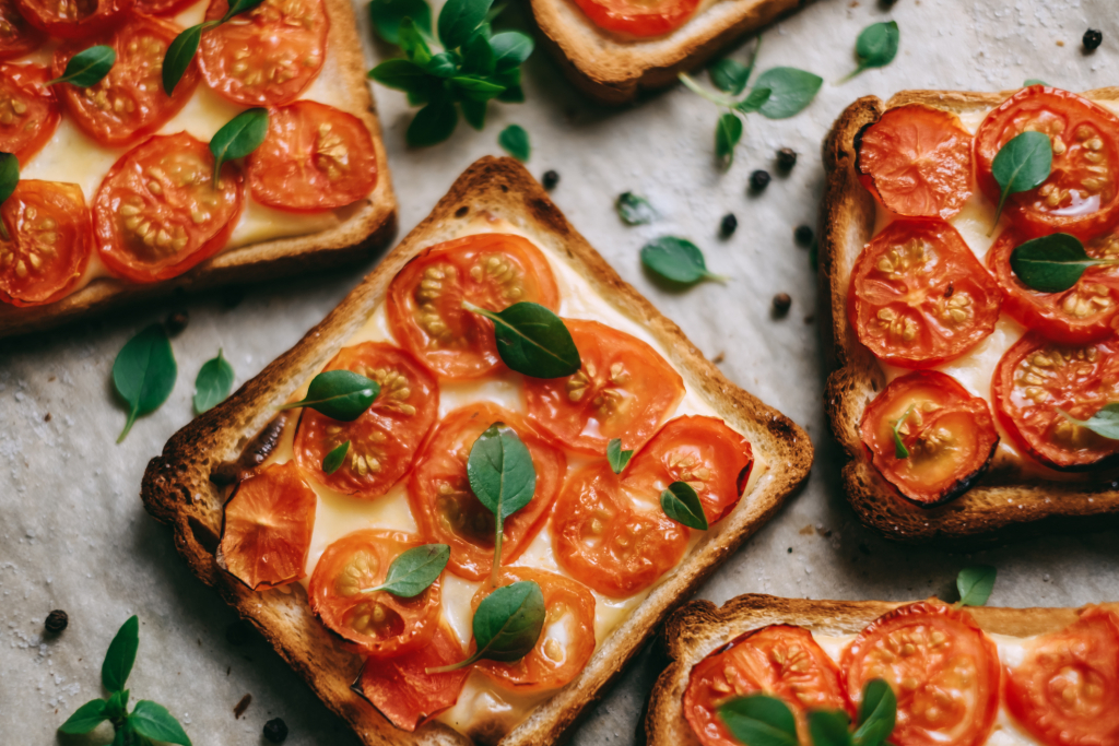 Készíts pizzás pirítóst úgy, mint Hailey Bieber – az egész internet megőrül most tőle